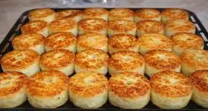 Křupavé bramboráčky z vařených brambor plněné šunkou a sýrem: Geniální večeře, po které se doma jen zapráší! Křupavé bramboráčky se šunkou a sýrem: rychlá domácí večeře z vařených brambor