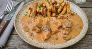 Krůtí maso na smetaně se žampiony: Jemný a sytý oběd z jednoho hrnce Krůtí maso na smetaně se žampiony: jemný a rychlý oběd pro celou rodinu
