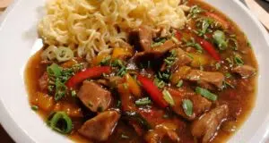 Rychlá krůtí směs se zeleninou a těstovinami: Bleskový oběd „co dům dal“