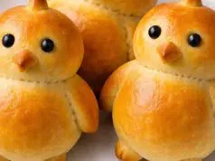 Roztomilá velikonoční kuřátka z kynutého těsta: Voňavé sváteční pečení Velikonoční kuřátka z kynutého těsta: roztomilé sladké pečivo na sváteční stůl