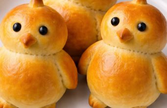 Roztomilá velikonoční kuřátka z kynutého těsta: Voňavé sváteční pečení Velikonoční kuřátka z kynutého těsta: roztomilé sladké pečivo na sváteční stůl