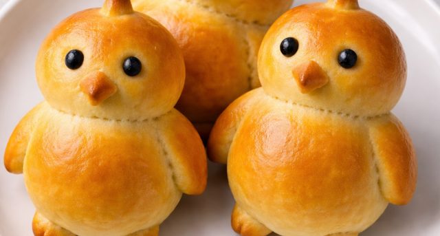 Velikonoční kuřátka z kynutého těsta: roztomilé sladké pečivo na sváteční stůl