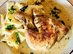 Pečené kuře s houbovou omáčkou a máslovými nudlemi: Hostina z jednoho pekáčku Pečené kuře na houbové smetaně s nudlemi a máslovou strouhankou