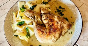 Pečené kuře s houbovou omáčkou a máslovými nudlemi: Hostina z jednoho pekáčku Pečené kuře na houbové smetaně s nudlemi a máslovou strouhankou