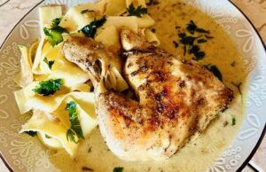 Pečené kuře s houbovou omáčkou a máslovými nudlemi: Hostina z jednoho pekáčku Pečené kuře na houbové smetaně s nudlemi a máslovou strouhankou