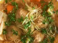 Poctivý kuřecí vývar s drožďovými knedlíčky: silná domácí polévka, která postaví na nohy