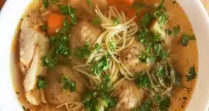 Poctivý kuřecí vývar s domácími drožďovými knedlíčky Poctivý kuřecí vývar s drožďovými knedlíčky: silná domácí polévka, která postaví na nohy