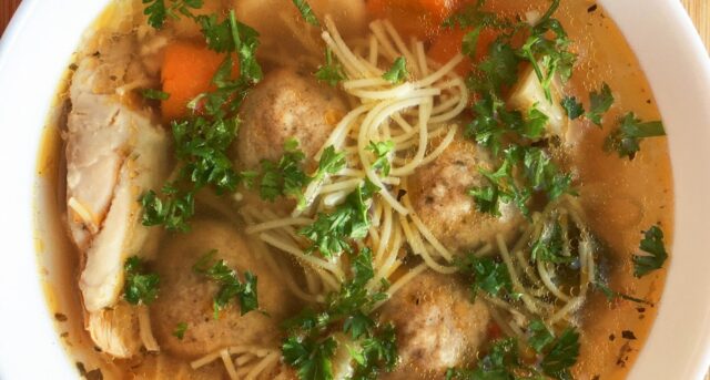Poctivý kuřecí vývar s drožďovými knedlíčky: silná domácí polévka, která postaví na nohy
