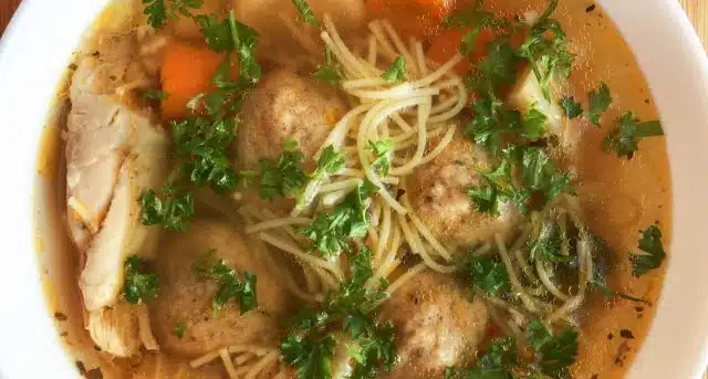 Poctivý kuřecí vývar s drožďovými knedlíčky: silná domácí polévka, která postaví na nohy