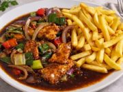 Domácí krůtí čína s hranolky Domácí čína z krůtího masa: rychlá minutka se zeleninou jako z restaurace