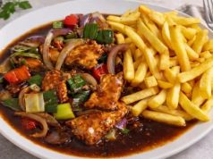 Domácí krůtí čína s hranolky Domácí čína z krůtího masa: rychlá minutka se zeleninou jako z restaurace