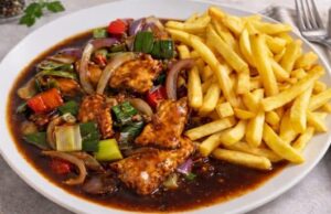 Domácí krůtí čína s hranolky Domácí čína z krůtího masa: rychlá minutka se zeleninou jako z restaurace