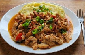 Kuřecí směs s klobásou a zeleninou z jednoho pekáče: Rychlý oběd bez stání u sporáku