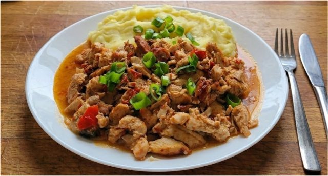 Kuřecí směs s klobásou a zeleninou z jednoho pekáče: Rychlý oběd bez stání u sporáku