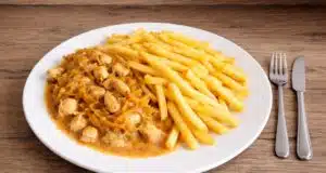 Pikantní kuřecí nudličky s žampiony a mrkví Pikantní kuřecí směs se žampiony a mrkví: rychlá večeře plná chuti