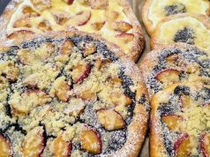 Poctivé kynuté koláče s tvarohem, mákem a slívami Dva velké a několik menších čerstvě upečených kynutých koláčů na pečicím papíře. Zdobené jsou makovou a tvarohovou náplní, plátky slív a bohatě posypané máslovou drobenkou a moučkovým cukrem.