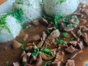 Dušené vepřové ledvinky na cibulce: Tradiční recept, který vyžaduje péči i lásku