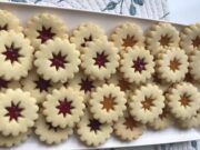 Velikonoční linecké cukroví: Zlatá klasika, která nesmí chybět na svátečním stole Linecké velikonoční cukroví na táce.