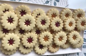 Velikonoční linecké cukroví: Zlatá klasika, která nesmí chybět na svátečním stole Linecké velikonoční cukroví na táce.