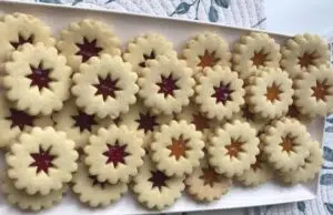 Velikonoční linecké cukroví: Zlatá klasika, která nesmí chybět na svátečním stole Linecké velikonoční cukroví na táce.