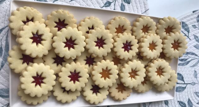 Linecké velikonoční cukroví na táce.