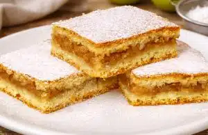 Šťavnatý jablečný koláč s ořechy „pro líné“: jednoduchý plechový dezert