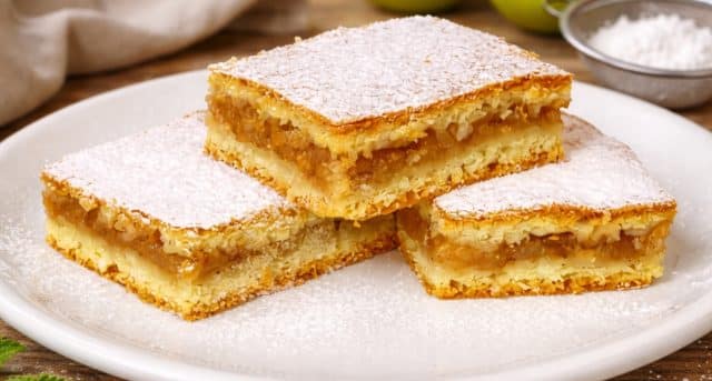 Šťavnatý jablečný koláč s ořechy „pro líné“: jednoduchý plechový dezert