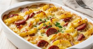 Mafiánské brambory s uzeným masem: Sýrová bomba, která vás dostane Mafiánské brambory se sýrovou omáčkou a uzeným masem: zapečená dobrota z jednoho pekáče