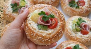 Slané majonézové buchtičky: Neuvěřitelně vláčné těsto s bohatou náplní Majonézové buchtičky plněné šunkou a sýrem: nadýchané slané pečivo