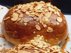 Poctivý domácí mazanec s rozinkami a brusinkami: Tradice, která voní domovem Upečený mazanec na plechu.