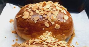 Poctivý domácí mazanec s rozinkami a brusinkami: Tradice, která voní domovem Upečený mazanec na plechu.