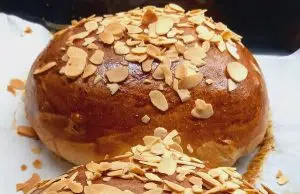 Poctivý domácí mazanec s rozinkami a brusinkami: Tradice, která voní domovem Upečený mazanec na plechu.