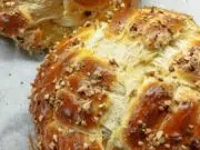 Velikonoční mazanec z vánočkového těsta: Nadýchaný bochánek s ořechy a rozinkami Domácí velikonoční mazanec z vánočkového těsta: vláčný bochánek s rozinkami a ořechy