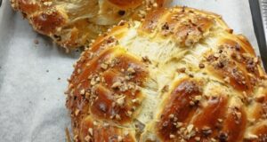 Velikonoční mazanec z vánočkového těsta: Nadýchaný bochánek s ořechy a rozinkami Domácí velikonoční mazanec z vánočkového těsta: vláčný bochánek s rozinkami a ořechy