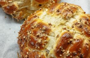 Velikonoční mazanec z vánočkového těsta: Nadýchaný bochánek s ořechy a rozinkami