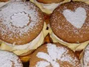 Medové krémeše jako jednohubky: Elegantní dezert, který se nerozpadá Medové krémeše jako malé jednohubky: luxusní dezert s vanilkovým krémem