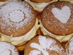 Medové krémeše jako jednohubky: Elegantní dezert, který se nerozpadá Medové krémeše jako malé jednohubky: luxusní dezert s vanilkovým krémem