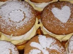 Medové krémeše jako jednohubky: Elegantní dezert, který se nerozpadá Medové krémeše jako malé jednohubky: luxusní dezert s vanilkovým krémem