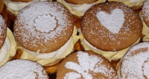 Medové krémeše jako jednohubky: Elegantní dezert, který se nerozpadá Medové krémeše jako malé jednohubky: luxusní dezert s vanilkovým krémem