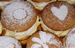 Medové krémeše jako jednohubky: Elegantní dezert, který se nerozpadá Medové krémeše jako malé jednohubky: luxusní dezert s vanilkovým krémem