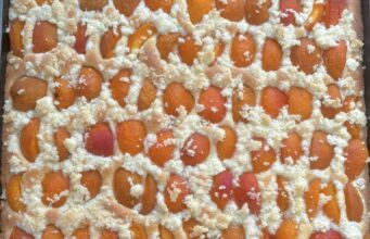 Domácí meruňkový koláč s drobenkou: Nadýchaná klasika, která provoní dům Rychlý meruňkový koláč s máslovou drobenkou