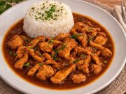 Křupavé kuřecí kousky v medovo-sójové omáčce: Blesková asijská minutka Křupavé kuřecí kousky v medovo-sójové omáčce: rychlá asijská minutka z pánve