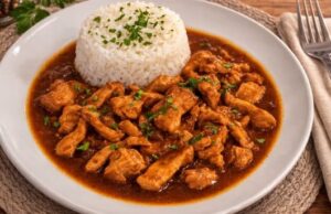 Křupavé kuřecí kousky v medovo-sójové omáčce: Blesková asijská minutka Křupavé kuřecí kousky v medovo-sójové omáčce: rychlá asijská minutka z pánve