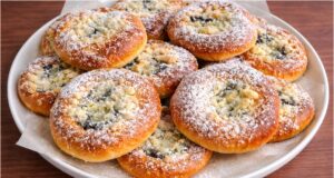 Tradiční moravské koláče: Nadýchané kynuté potěšení s vůní citronu Moravské kynuté koláče s povidly: tradiční recept, který provoní celý dům