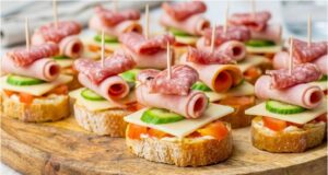 Křupavé bylinkové bagetky: Elegantní pohoštění, které zmizí ze stolu jako první Bylinkové bagetky s Lučinou a zeleninou: rychlé a efektní pohoštění z trouby