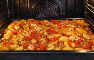 Kuřecí maso s bramborami z jednoho plechu: rychlý oběd bez zbytečného nádobí