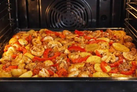 Kuřecí maso s bramborami z jednoho plechu: rychlý oběd bez zbytečného nádobí