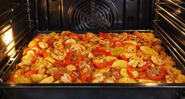 Kuřecí maso s bramborami z jednoho plechu: rychlý oběd bez zbytečného nádobí