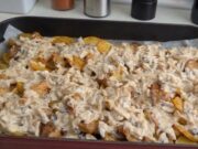 Zapečená krkovice s bramborami a žampionovým krémem: Královská hostina z jednoho plechu