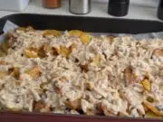 Zapečená krkovice s bramborami a žampionovým krémem: Královská hostina z jednoho plechu Zapečená krkovice s bramborami a smetanovo-žampionovou omáčkou: luxusní rodinný oběd z trouby